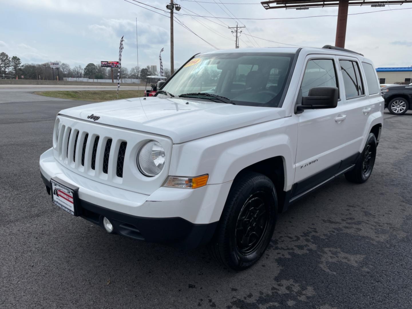 2014 White Jeep Patriot (1C4NJPBAXED) with an 4-Cyl, 2.0 Liter engine, Automatic, 6-Spd w/AutoStick transmission, located at 8008 Warden Rd, Sherwood, AR, 72120, (501) 801-6100, 34.830078, -92.186684 - Photo#3